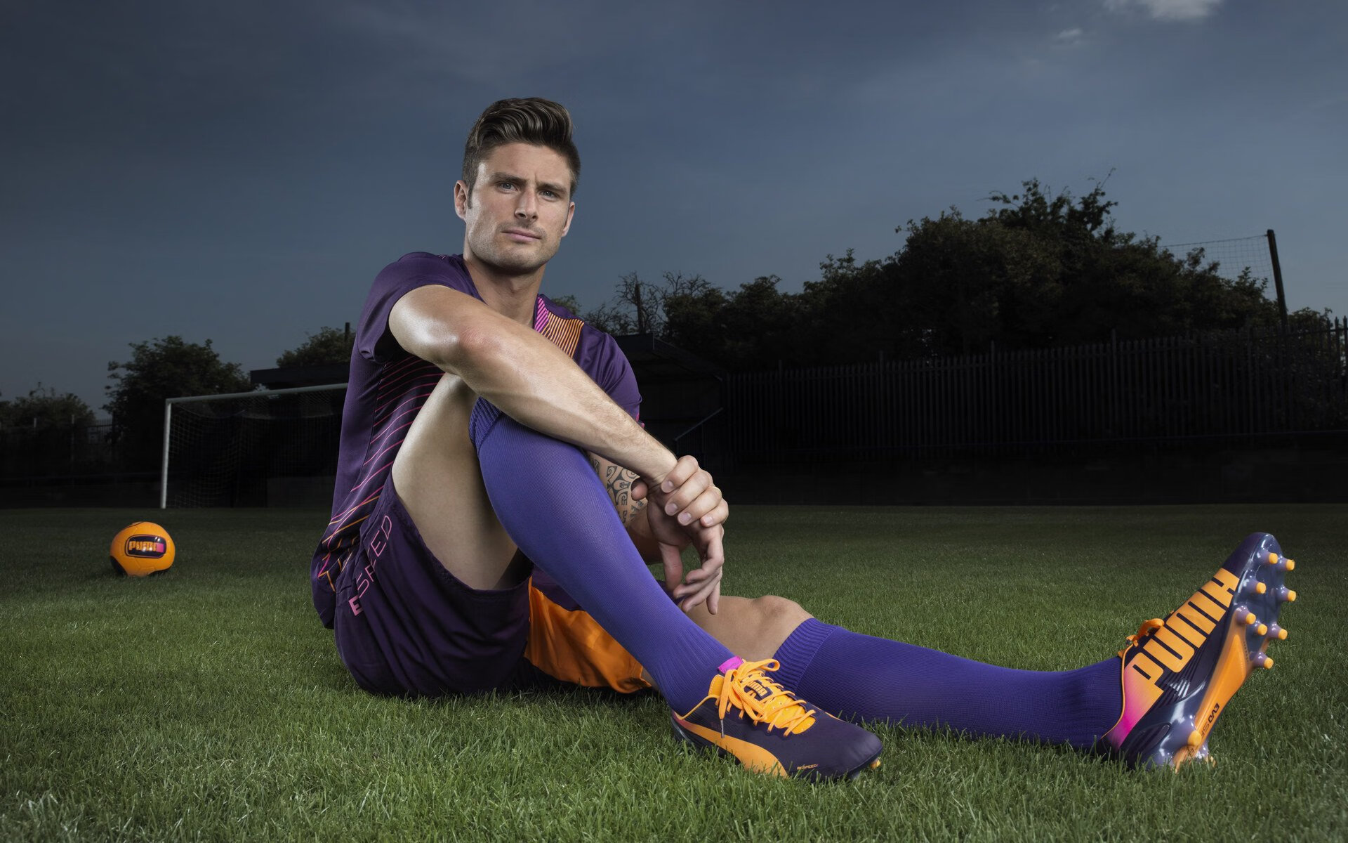 西甲联赛激战正酣，皇马巴萨上演巅峰对决